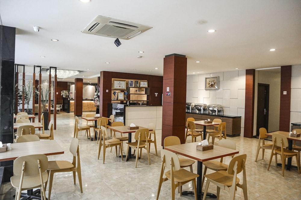 Hana Hotel Batam Exterior photo