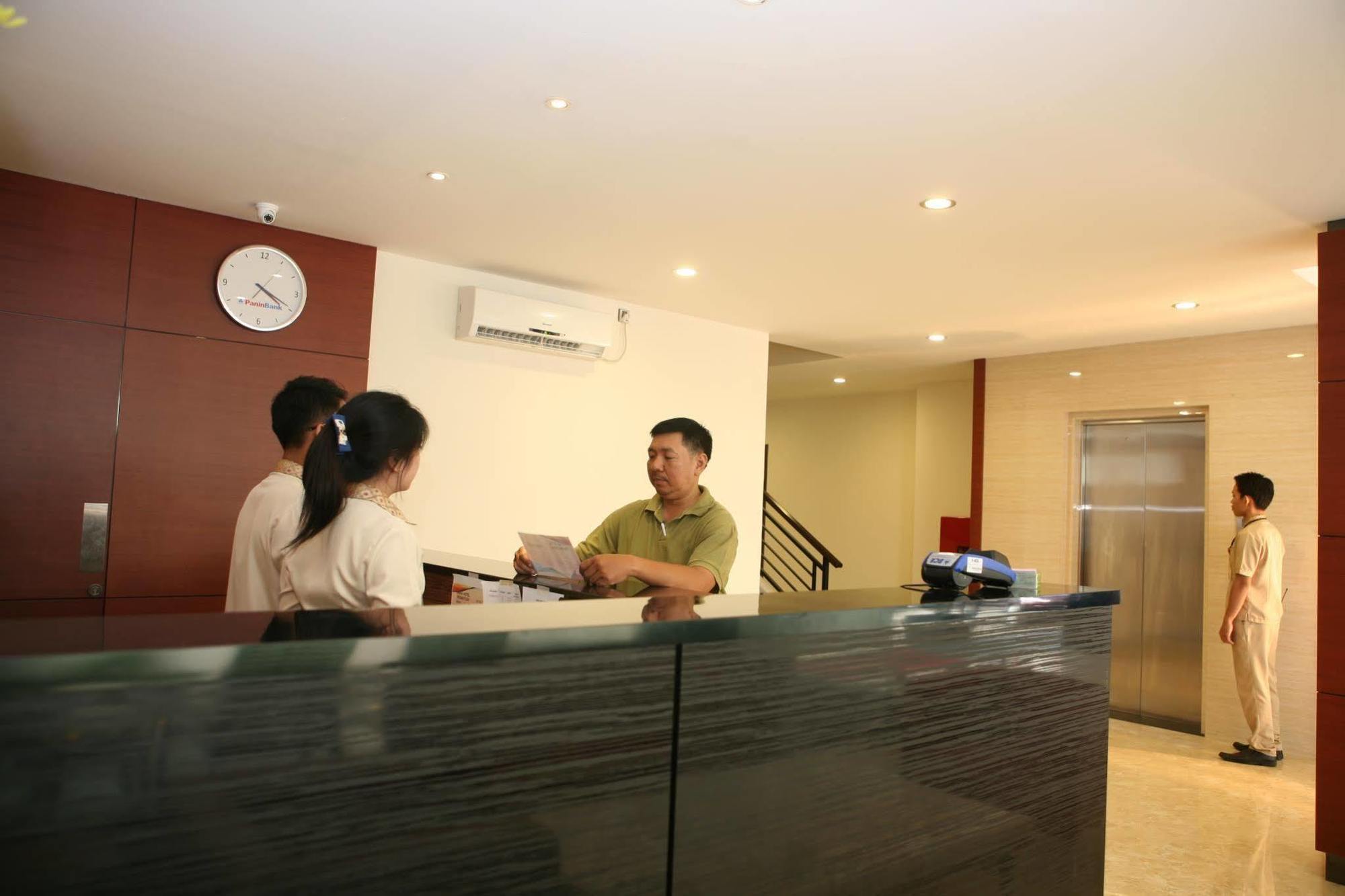 Hana Hotel Batam Exterior photo